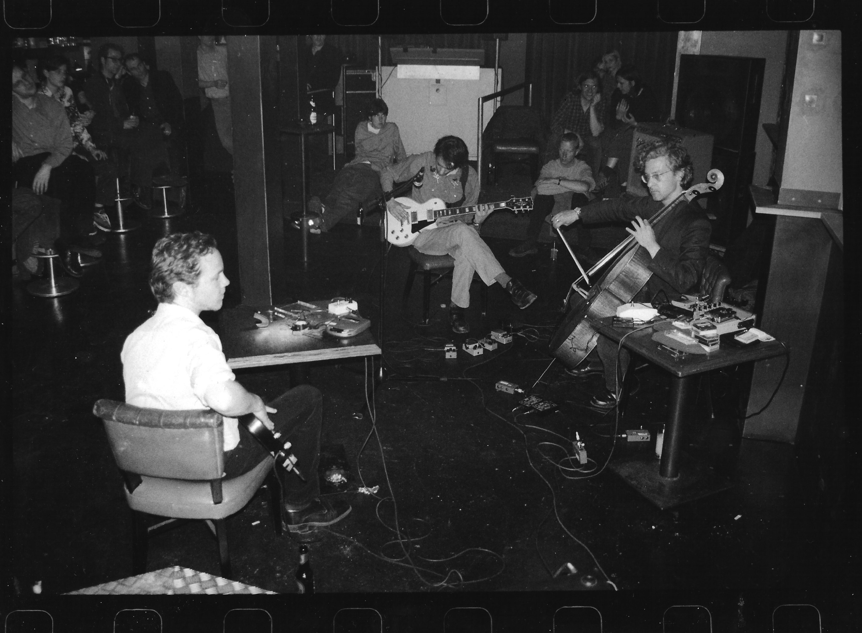 From left to right: Dean Roberts, Alan Licht, and Charles Curtis perform during their 1999 tour. Photo by Thomas Ankersmit.